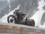 20180624-1527-Gletscher-Motorrad_auf_Huettendach